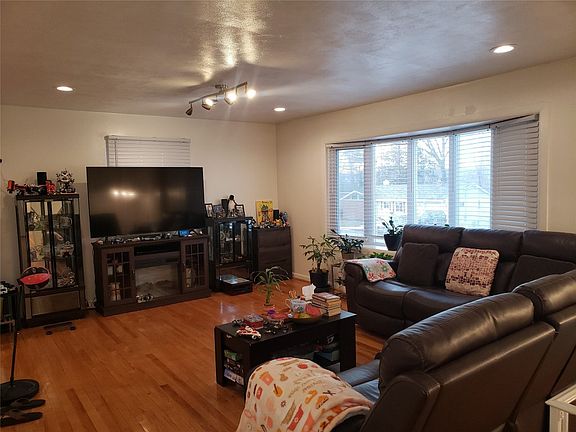 3rd image of 2428 Charleston Ave