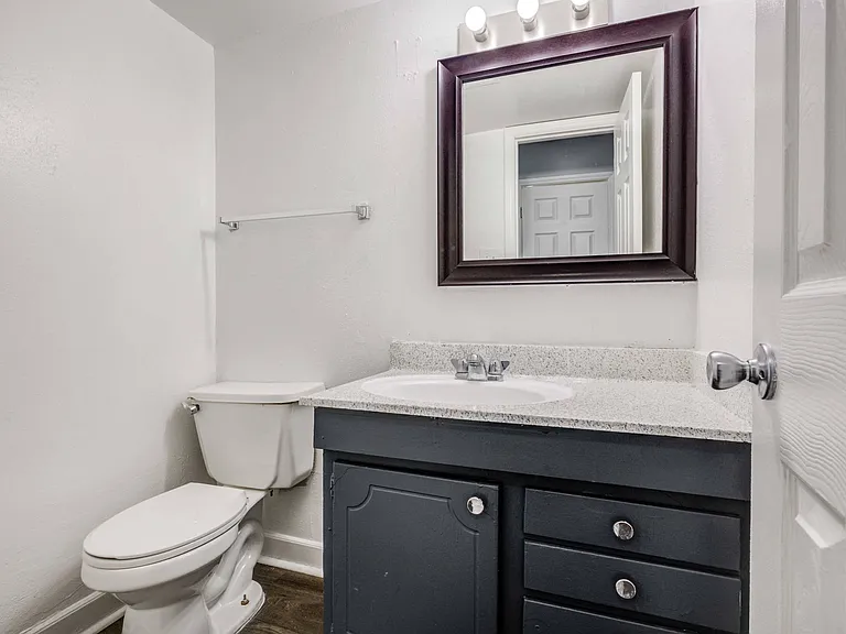 Country Club Apartments — Photo 5