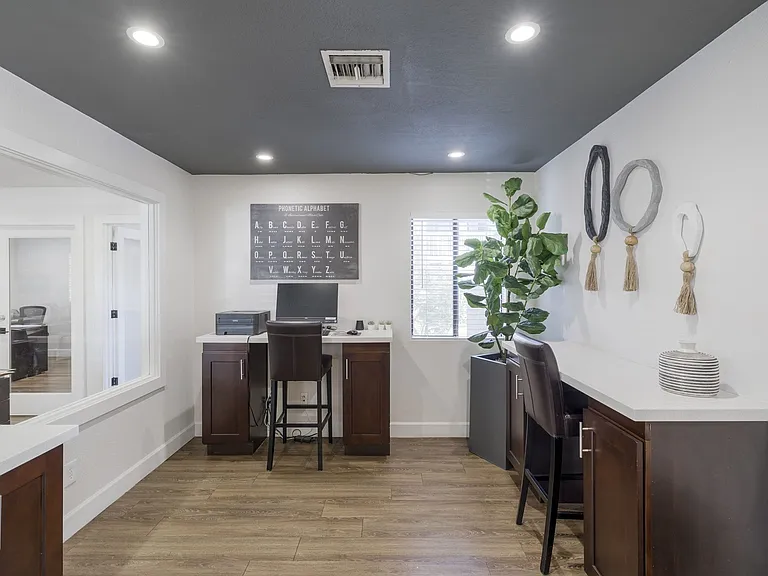 Oakridge Apartments — Photo 24