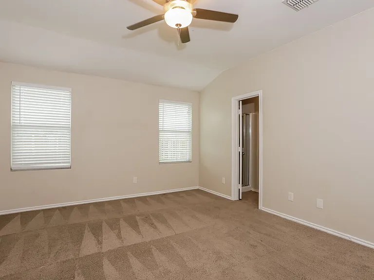 636 Horn St — Photo 8