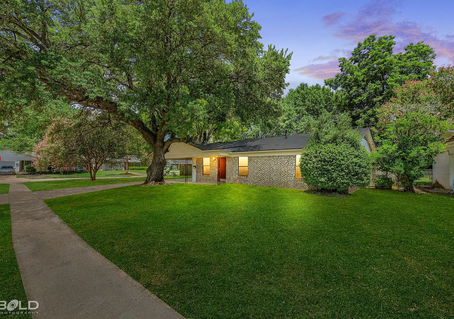 Stunning home located in the heart of Bossier City — Photo 1