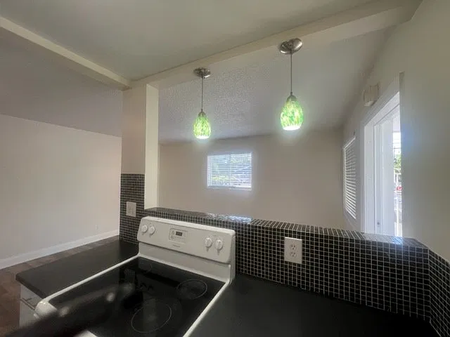 1 bed, 850 sqft, $1,695 — Photo 2