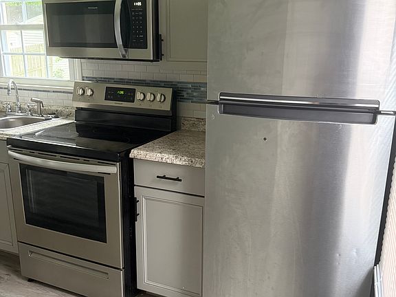 3rd image of 834 Sarcee Ave