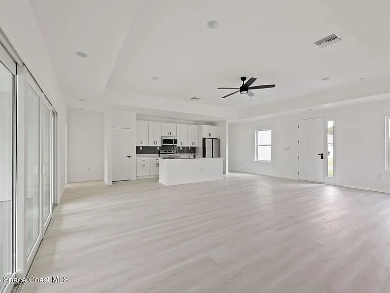 746 Harriet Ave — Photo 4