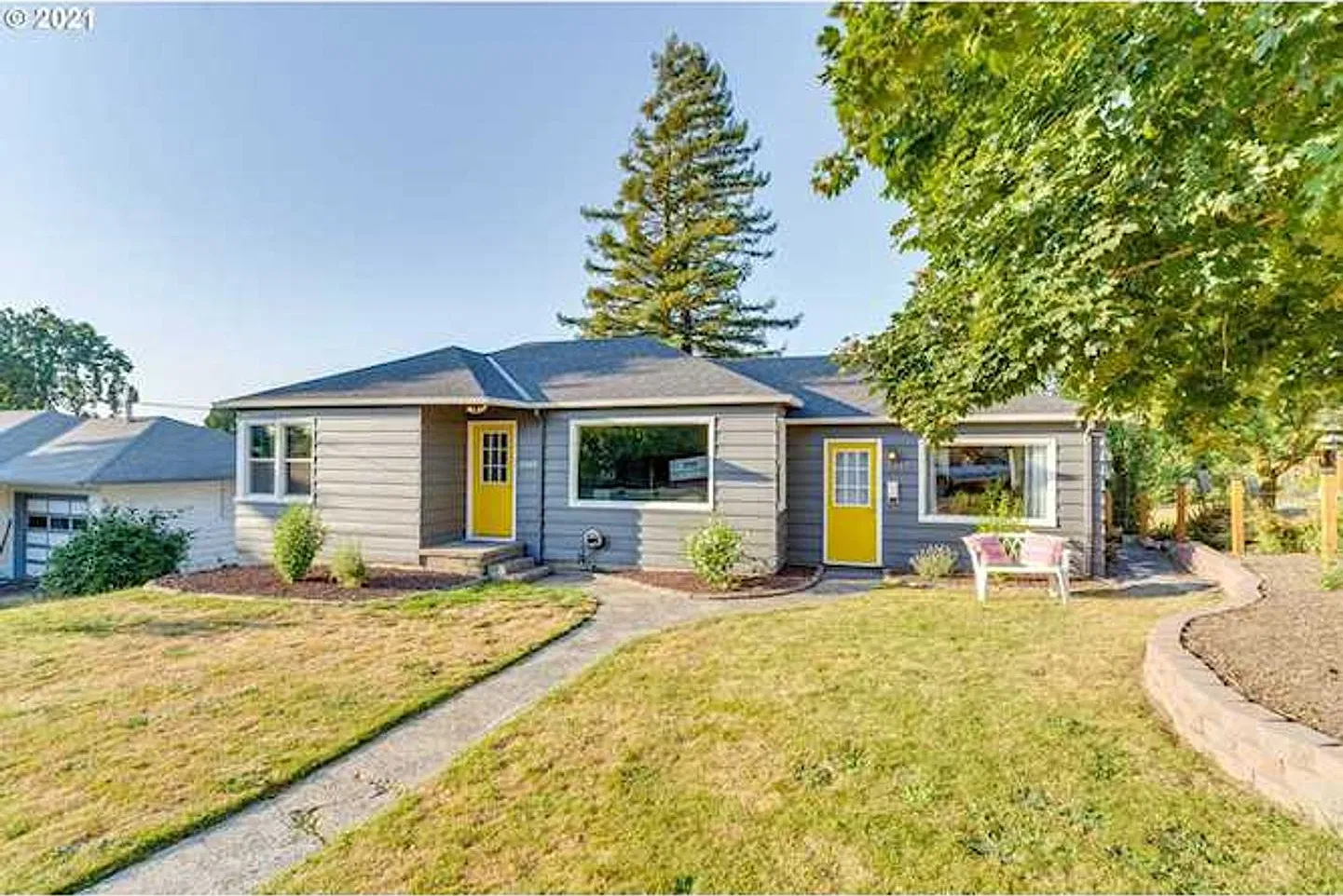 Prime Oregon City Location - Three Bedroom Bungalow, Completely Renovated, Beautiful Backyard — Photo 1