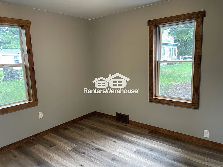 1496 E Division Ave — Photo 10