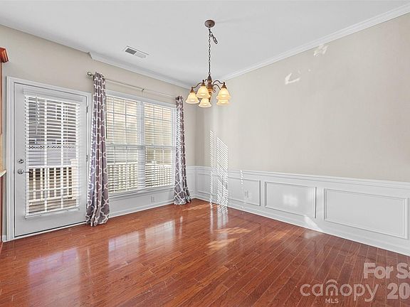 5th image of 925 Lyndley Dr