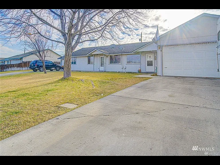909-909 E Ball Ct — Photo 3