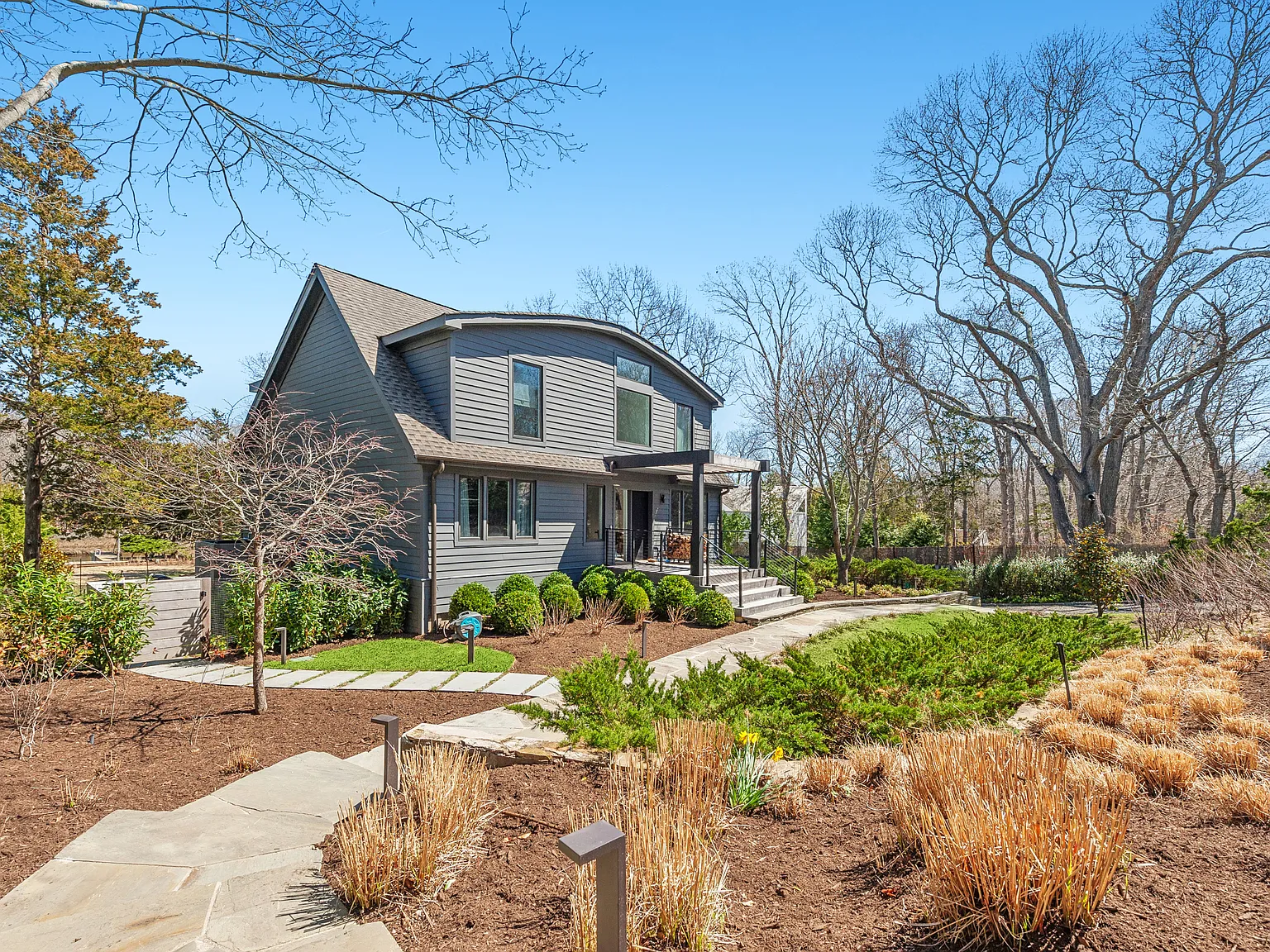 Hamptons Serene Waterfront Home With Pool & Dock — Photo 4