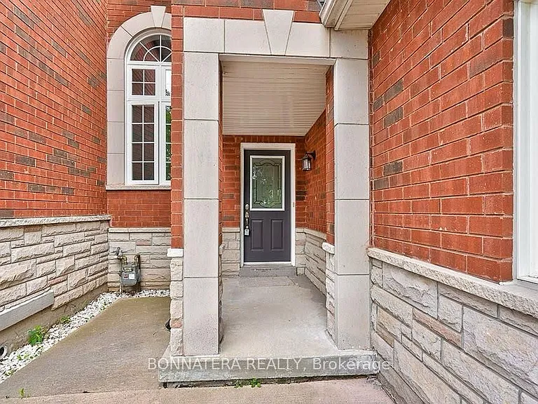 2399 Newcastle Cres — Photo 2