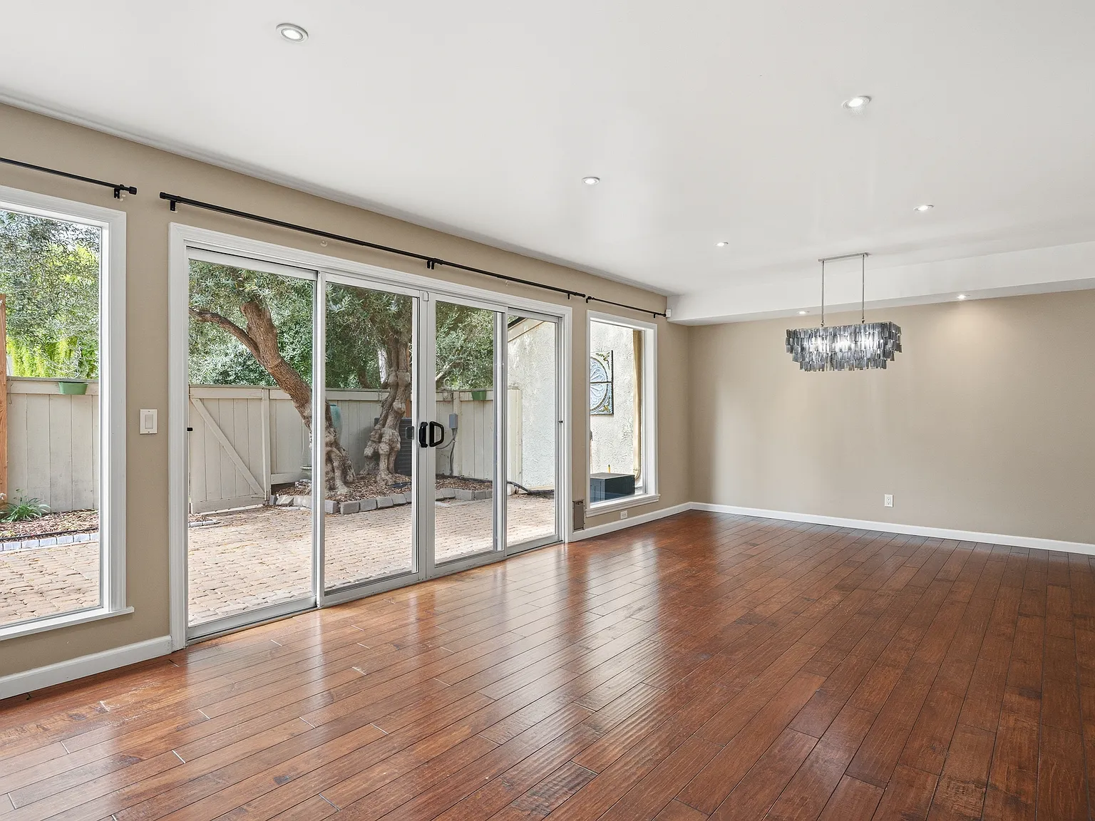 3 bed, 2.5 bath, 1702 sqft, $4,650 — Photo 4