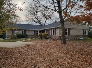 N94W15635 Ridgeview Dr, Menomonee Falls, WI 53051