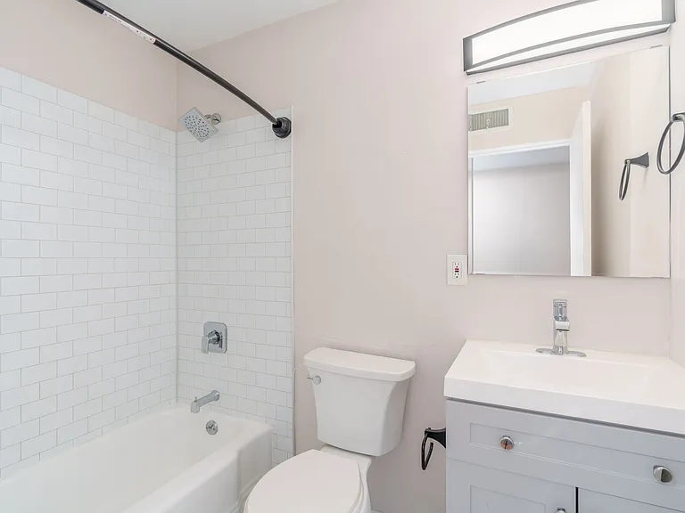 Lindenwood Heights Apartments — Photo 26