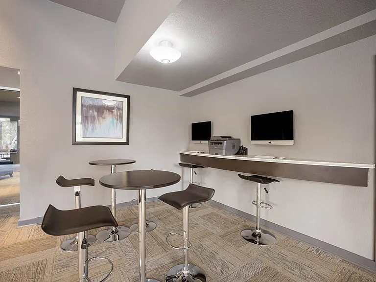Woodland Hills Apartments — Photo 35