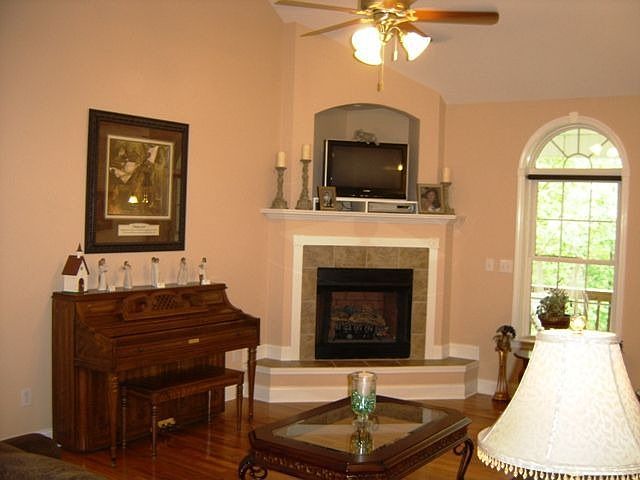 1st image of 523 Scenic Oak Dr