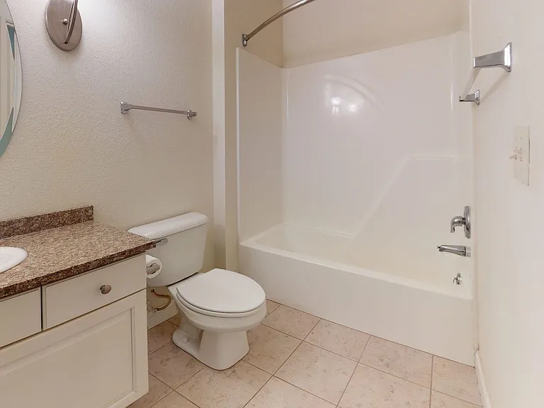 Delafield Lakes Apartments — Photo 35