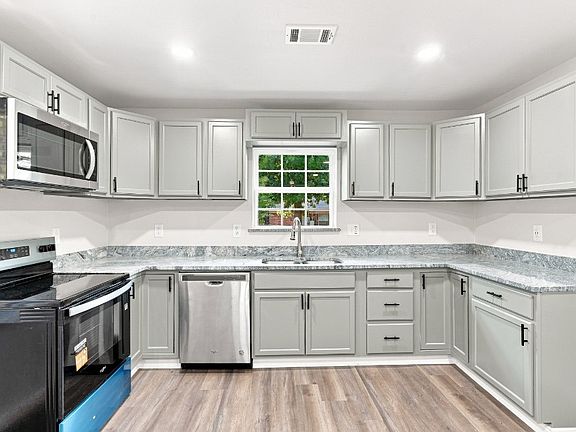 3rd image of 1706 Henderson Ct