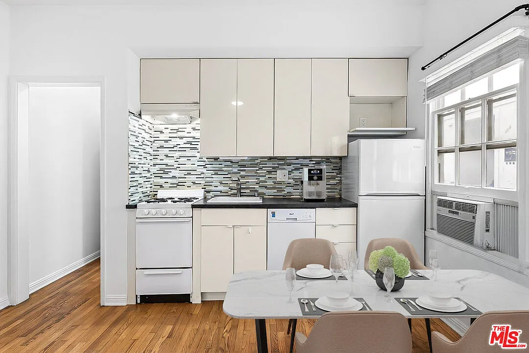 Building Photo - 963 N Doheny Dr #1/8