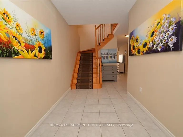 1132 Harrogate Dr — Photo 2