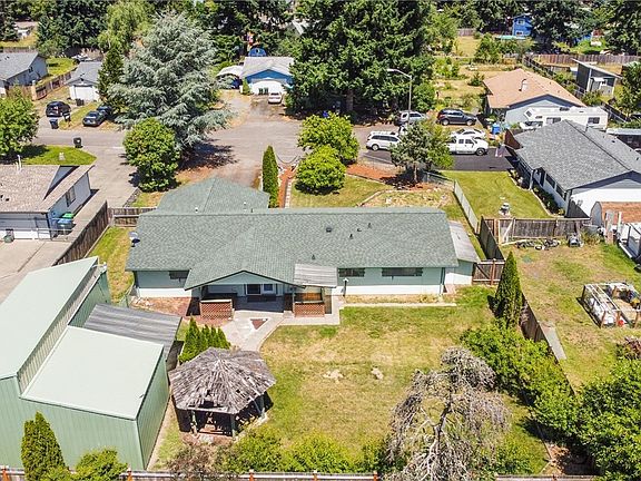 2nd image of 1016 NW Kingsview Ct