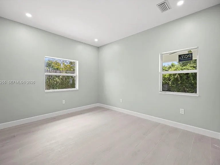 930 34th St — Photo 12