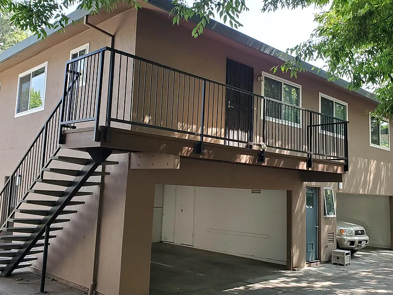 2240 Segundo Ct #4 — Photo 3