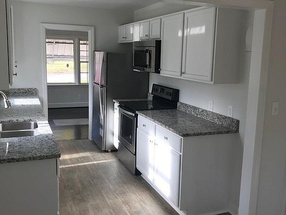 3rd image of 1604 Roseland St