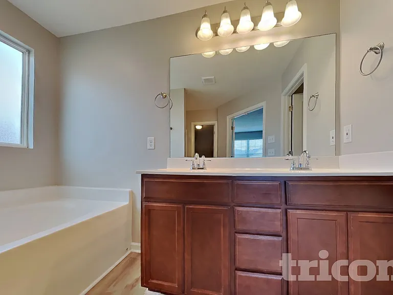 1107 Selous Dr — Photo 9