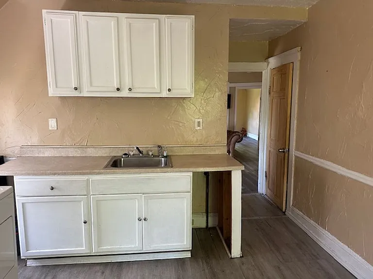 8000 Townsend Ave — Photo 3