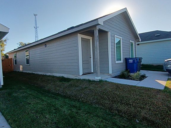 2nd image of 425 Acorn Rd