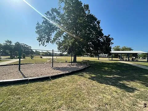 302 Golden Gate Dr — Photo 30