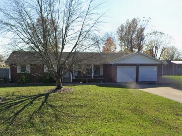 307 W Poplar Dr, Effingham, IL 62401