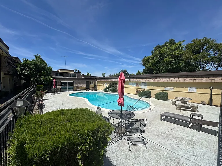 Lauren Garden Villas — Photo 22