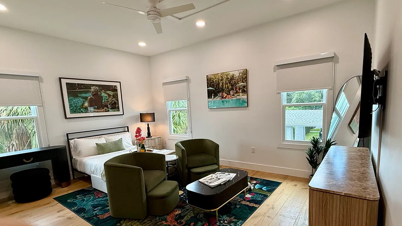 Studio, 378 sqft, $1,950 — Photo 1