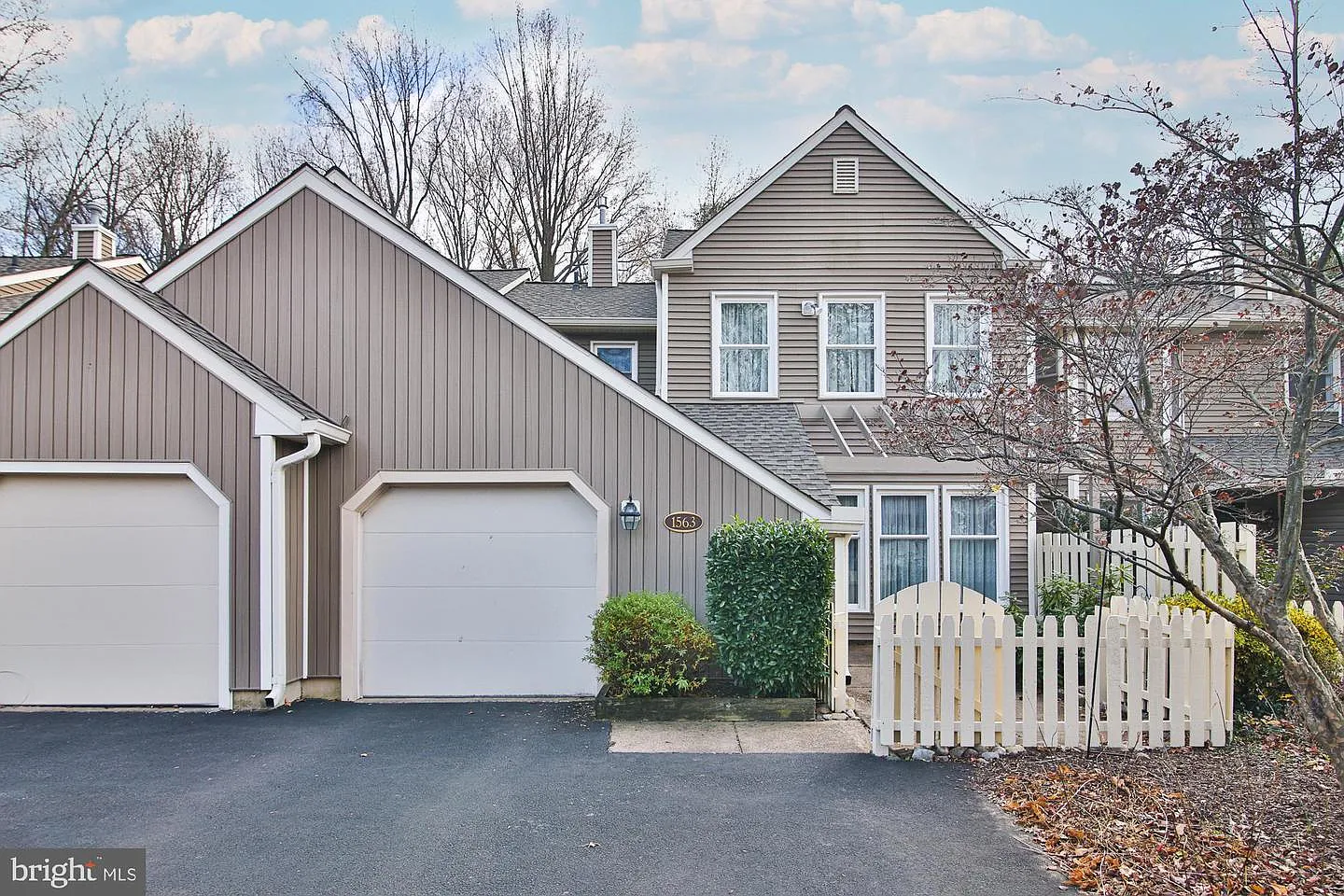 1563 Applewood Cir photo 1