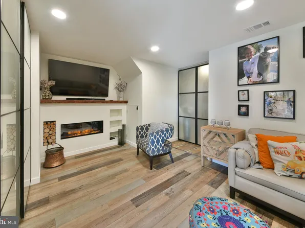 2864 E Bristol St, Philadelphia, PA 19137