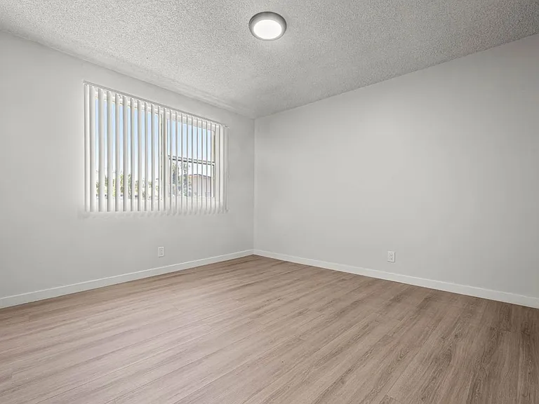 3907 Roxanne Ave #6A — Photo 10