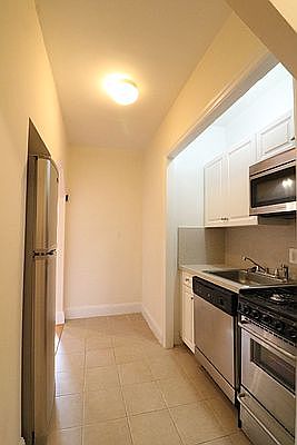 3rd image of 465 W 51st St #4G