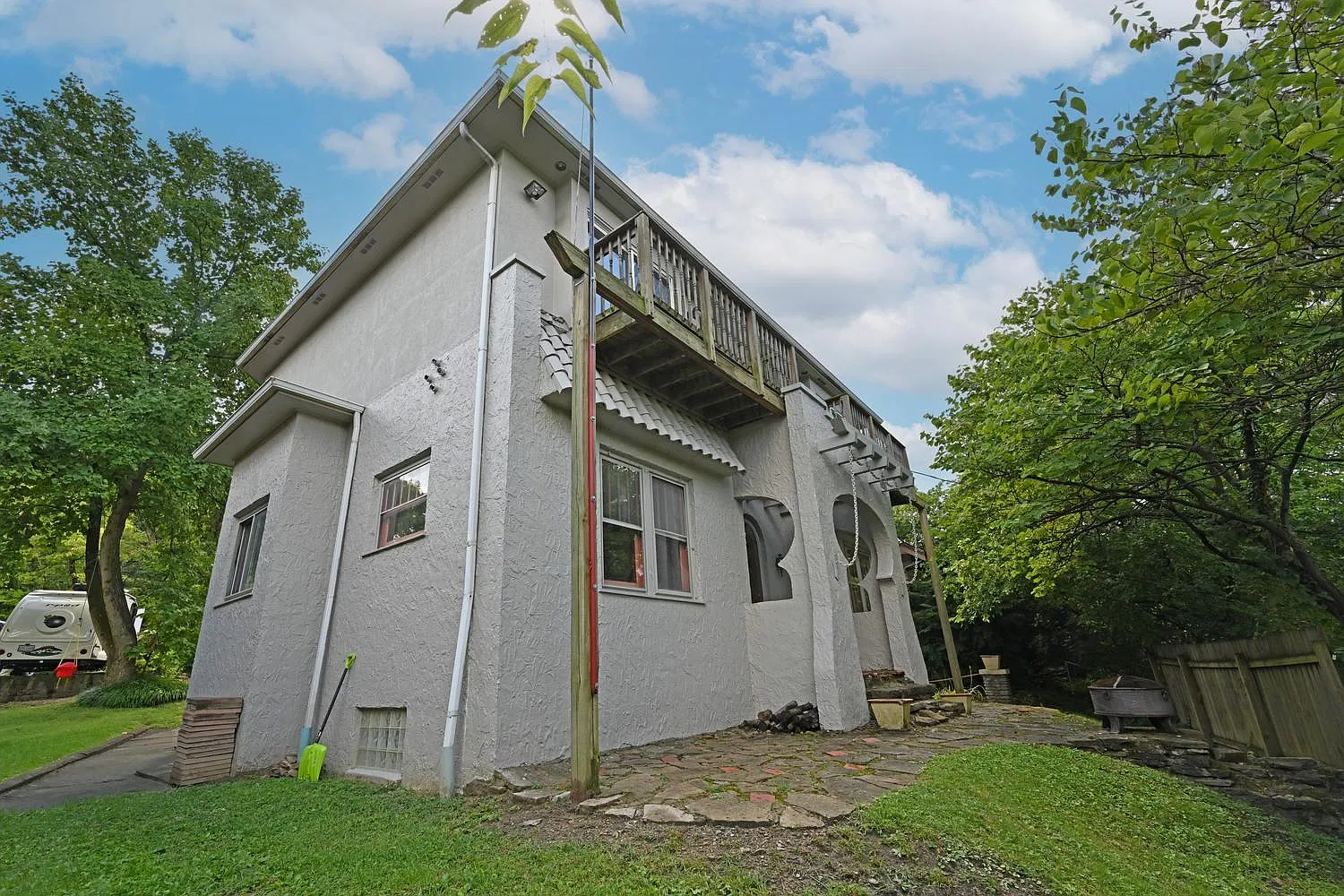 6 bed, 2.5 bath, 2226 sqft, $4,200 — Photo 4