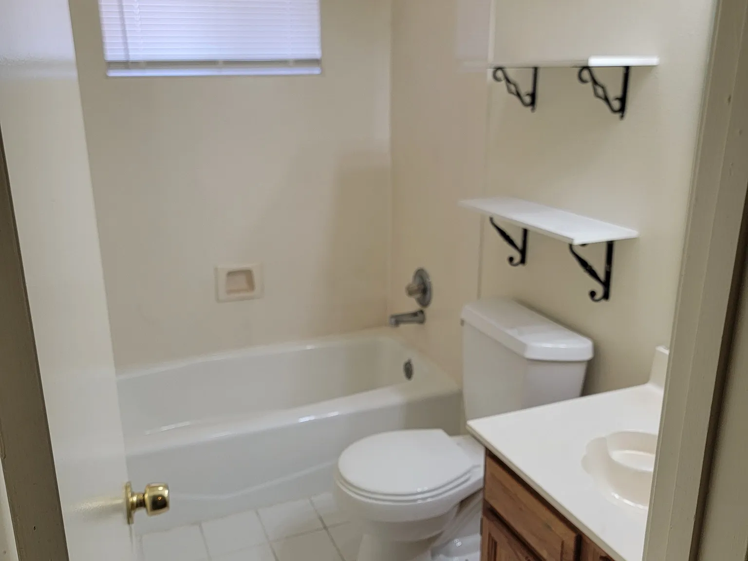 4 bed, 1500 sqft, $1,600 — Photo 1