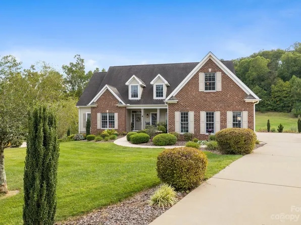 4 Round Robin Ln, Mills River, NC 28759