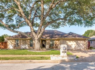 2041 Parkridge Dr, Hurst, TX 76054