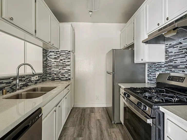 11657 Oxnard Str. — Photo 42