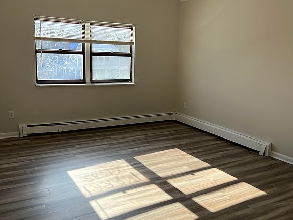 4th image of 850 Hutchins Ave #4
