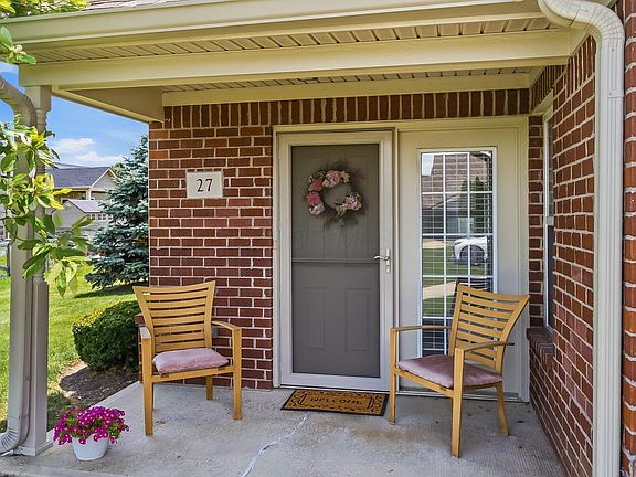 3rd image of 27 Greenhedge Cir