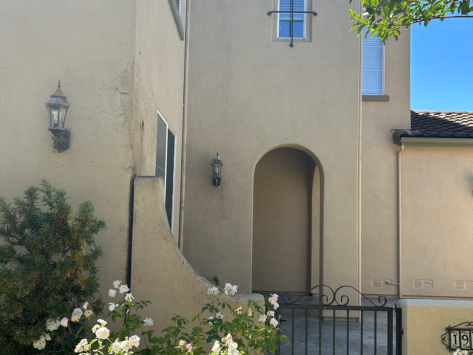 4 bed, 2.5 bath, 1659 sqft, $4,100 — Photo 2