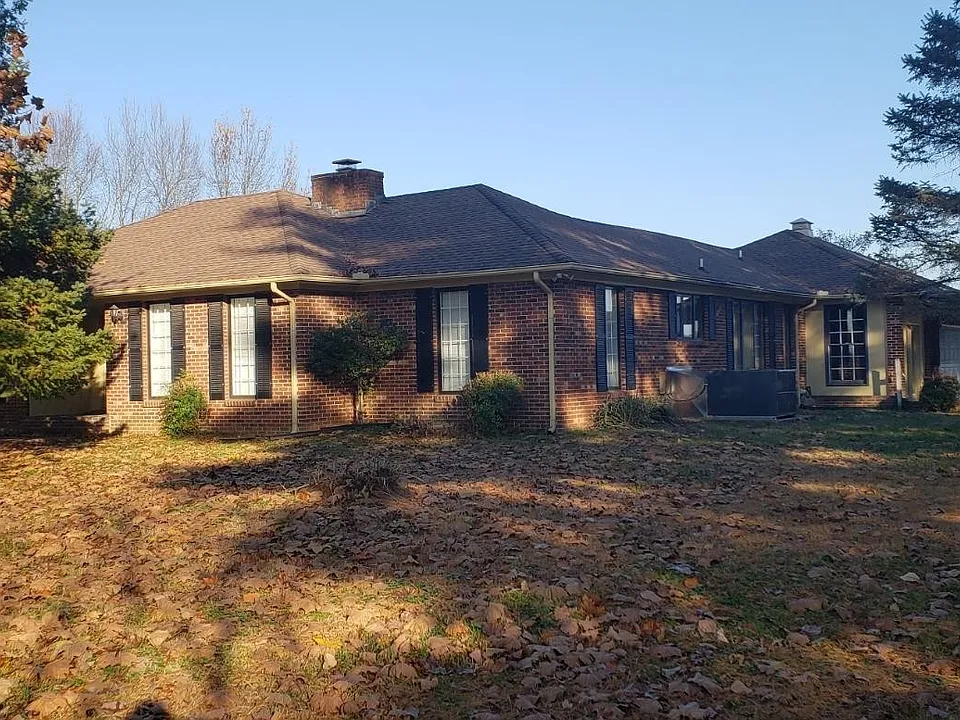 2404 Pitts Ln
