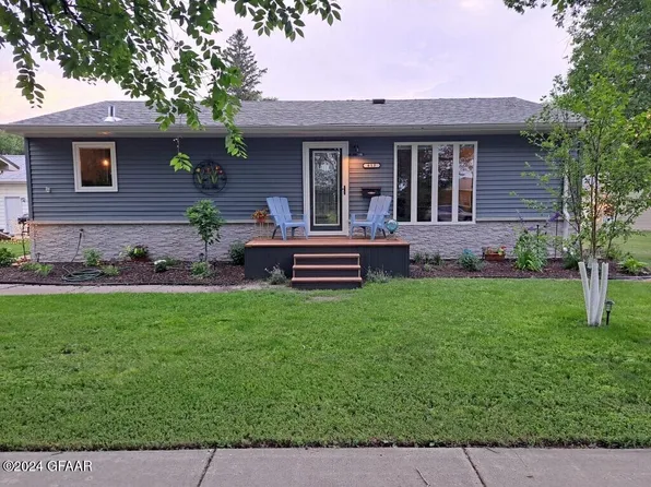 613 Eastern Ave, Grafton, ND 58237