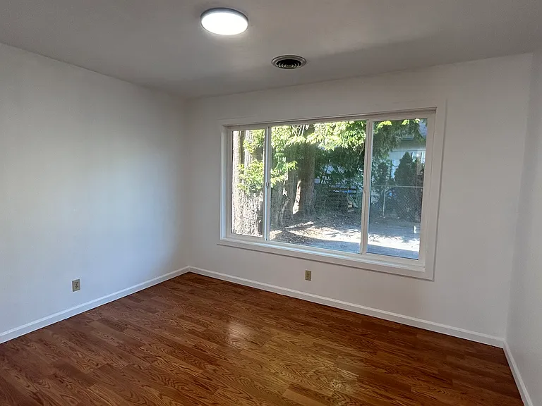 156 Catron St N — Photo 3