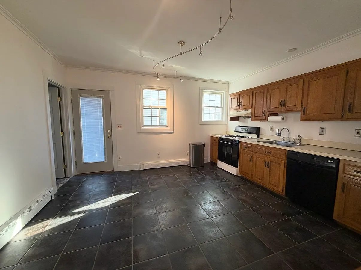 33 Starr St — Photo 2